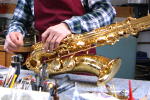 Bei diesem Saxophon muss eine Klappe ausgerichtet und neu gepolstert werden